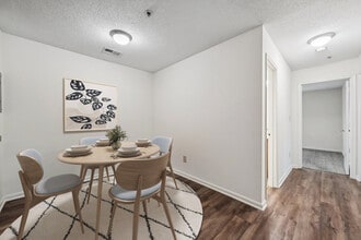 Rolling Meadows Apartments - Tax Credit in Williamsburg, VA - Foto de edificio - Building Photo