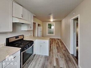 355 Henry St in Oakland, CA - Foto de edificio - Building Photo