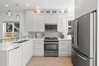 425 Oswego St in Victoria, BC - Building Photo - Building Photo