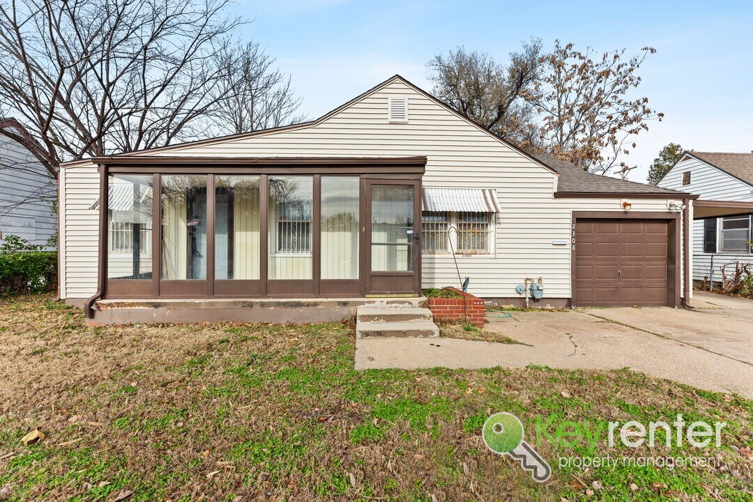 2308 E Murdock Ave in Wichita, KS - Building Photo