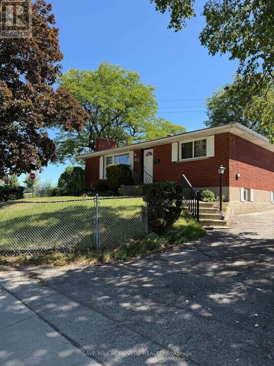 811 Dolph St N in Cambridge, ON - Building Photo