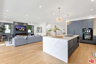 6201 Lindenhurst Ave in Los Angeles, CA - Building Photo - Building Photo