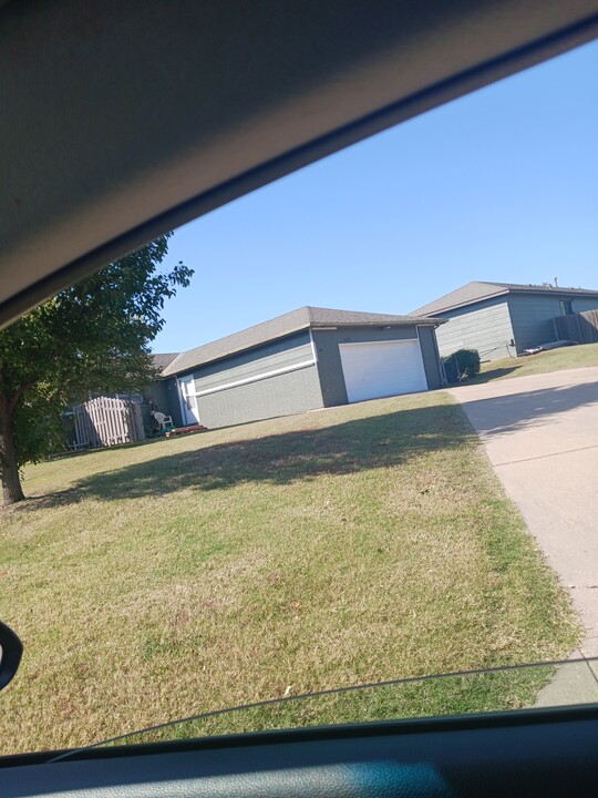 1615 Arrowhead Dr in Derby, KS - Building Photo