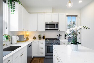 4421 Fauntleroy Wy SW in Seattle, WA - Foto de edificio - Building Photo