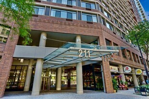 211 E Ohio St, Unit 317 in Chicago, IL - Building Photo