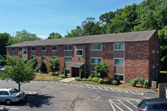 Western Hills in Cranston, RI - Foto de edificio - Building Photo