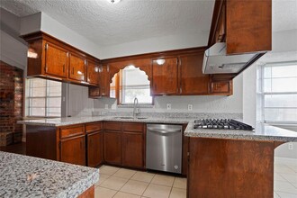 124 White Cedar St in Houston, TX - Foto de edificio - Building Photo