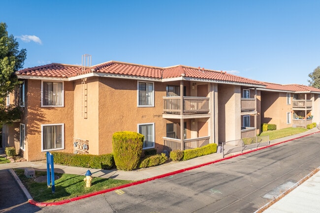 Newporter Apartments in Victorville, CA - Foto de edificio - Building Photo