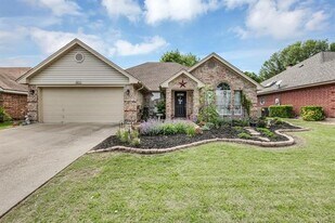 6813 Hadley Dr in North Richland Hills, TX - Building Photo