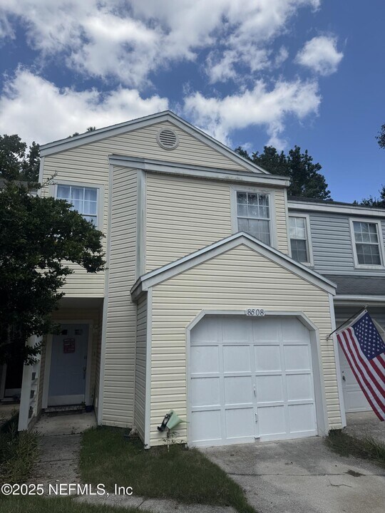 8508 Sturbridge Cir W in Jacksonville, FL - Foto de edificio