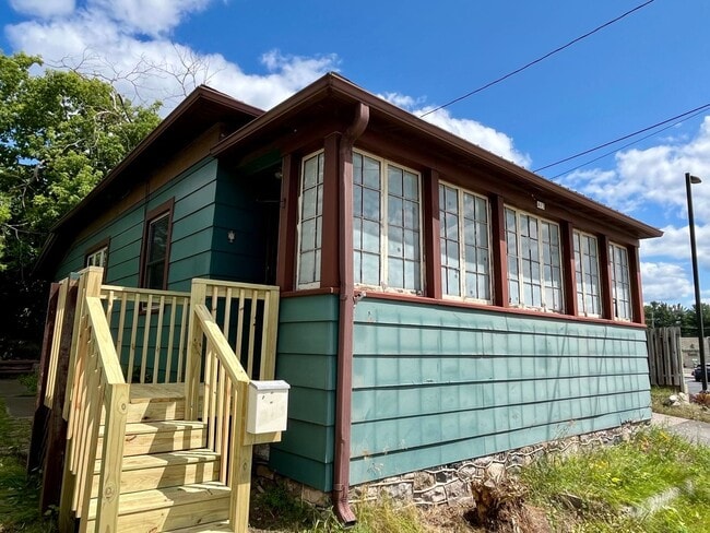 property at 413 S Oneida Ave