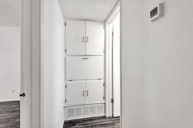 Sheraton Arms Apartments in Tucson, AZ - Building Photo - Interior Photo