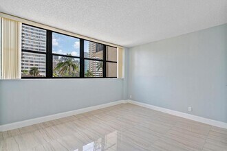 2050 S Ocean Dr in Hallandale Beach, FL - Building Photo - Building Photo