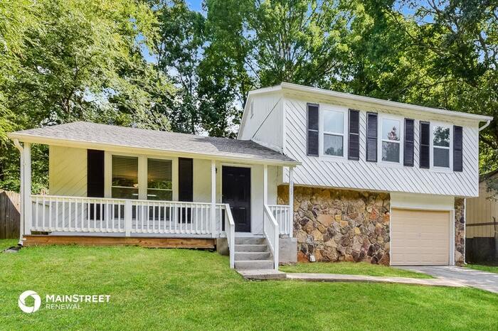 825 Forest Path in Stone Mountain, GA - Foto de edificio