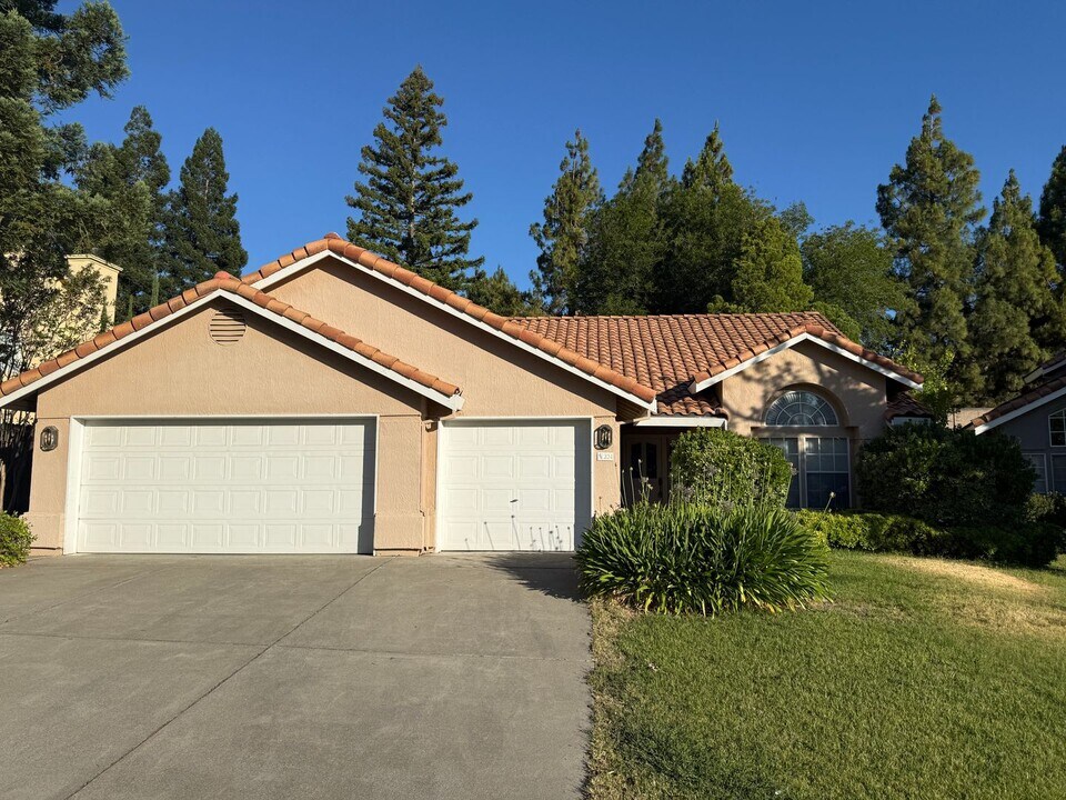 231 Lone Oak Dr in Vacaville, CA - Building Photo