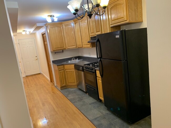 1824 21st Rd, Unit #1 in Astoria, NY - Foto de edificio - Building Photo