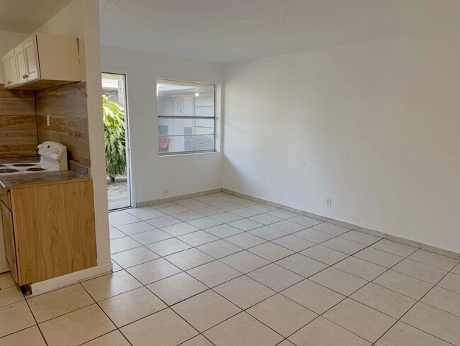 6151 Eaton St, Unit 13 in Hollywood, FL - Foto de edificio - Building Photo