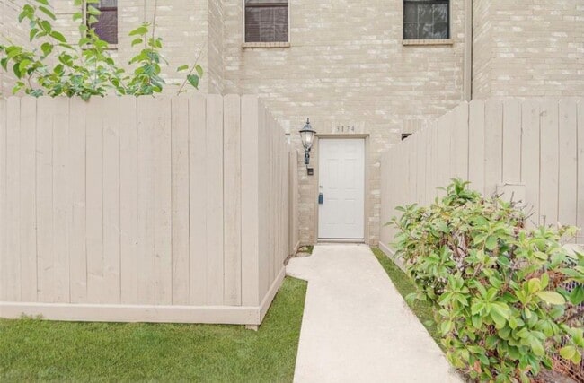 3174 Holly Hall St in Houston, TX - Building Photo - Building Photo