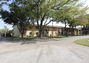 Lakeside At Tamarac in Tamarac, FL - Foto de edificio - Building Photo