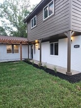 652 6th St in Sealy, TX - Foto de edificio - Building Photo
