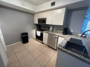 150 NW 96th Ave-Unit -9-205 in Pembroke Pines, FL - Foto de edificio - Building Photo
