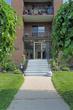 Royal Suites Apartments in Hamilton, ON - Building Photo - Building Photo