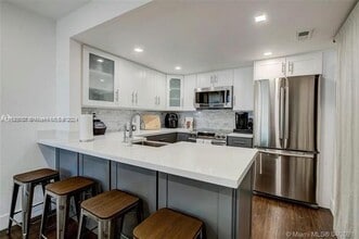 6840 SW 45th Ln in Miami, FL - Foto de edificio - Building Photo