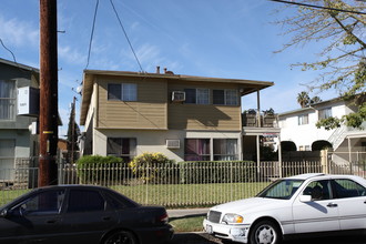 7319 Variel Ave in Canoga Park, CA - Building Photo - Building Photo