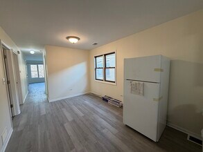 6323 W Fullerton Ave, Unit 2 in Chicago, IL - Foto de edificio - Building Photo