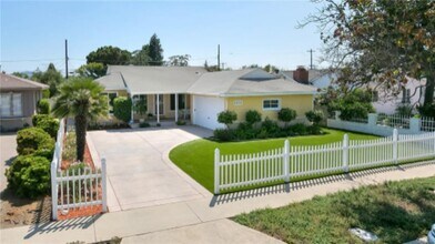 11252 Delano St in North Hollywood, CA - Building Photo - Building Photo
