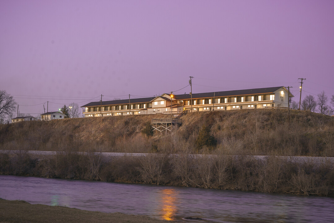 Spring River Commons in Mammoth Spring, AR - Foto de edificio