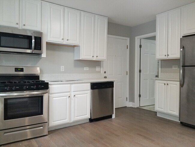 1458 W Melrose St, Unit 2F