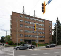 1220 Bayview Ave in Toronto, ON - Building Photo - Building Photo