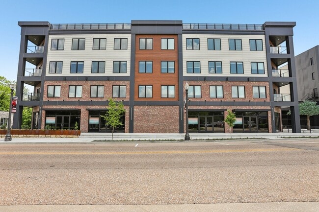 Station on Main in Edwardsville, IL - Foto de edificio - Building Photo