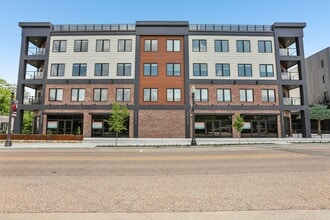 Station on Main in Edwardsville, IL - Foto de edificio - Building Photo