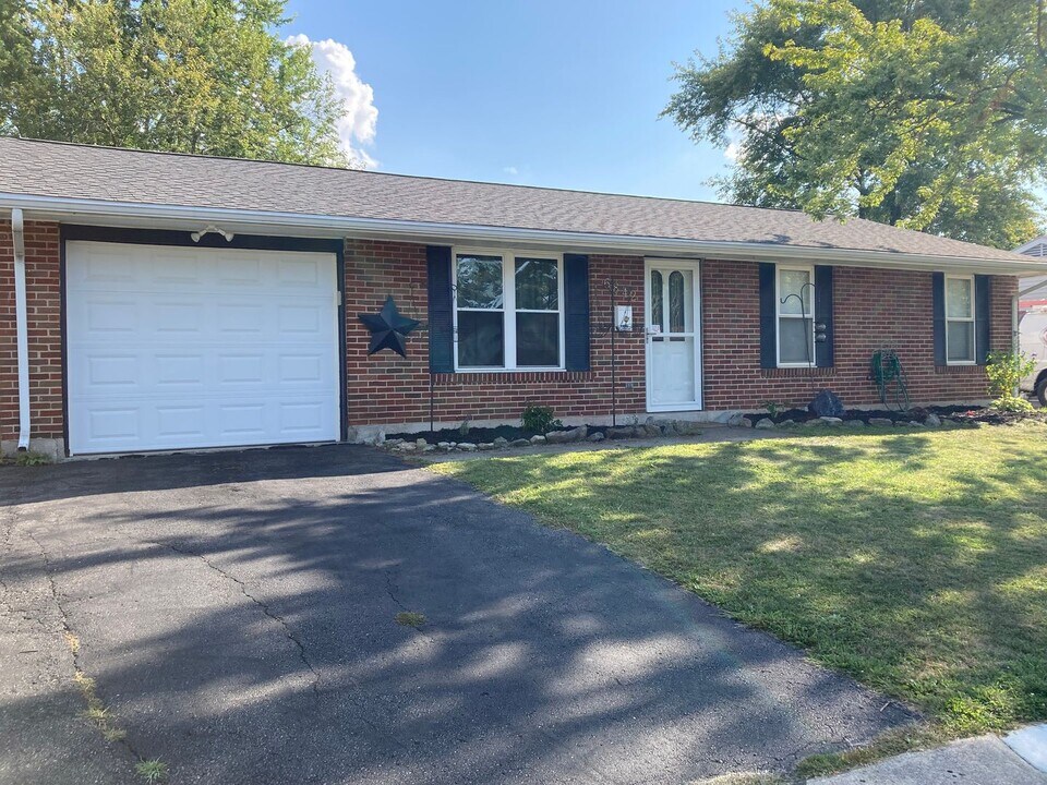 6842 Highbury Rd in Dayton, OH - Building Photo