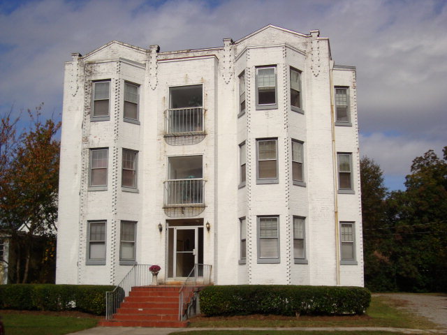 704 W Church St in Elizabeth City, NC - Foto de edificio