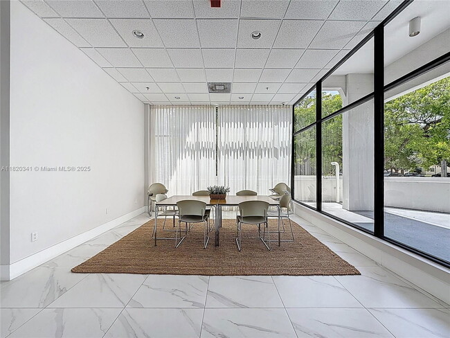 911 E Ponce De Leon Blvd in Coral Gables, FL - Building Photo - Building Photo