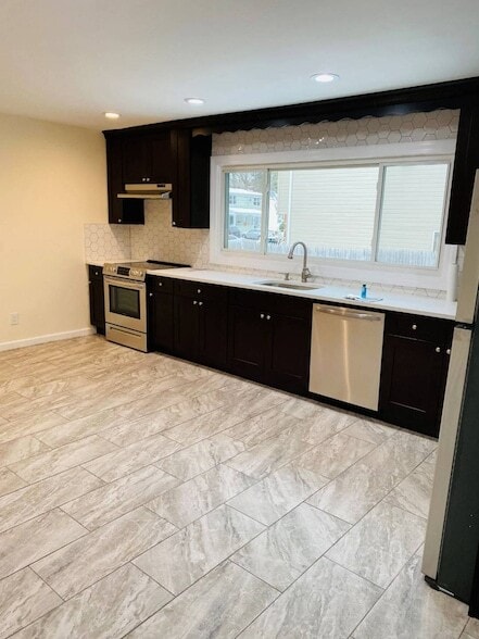 75 Elm Ave in Glen Cove, NY - Foto de edificio - Building Photo