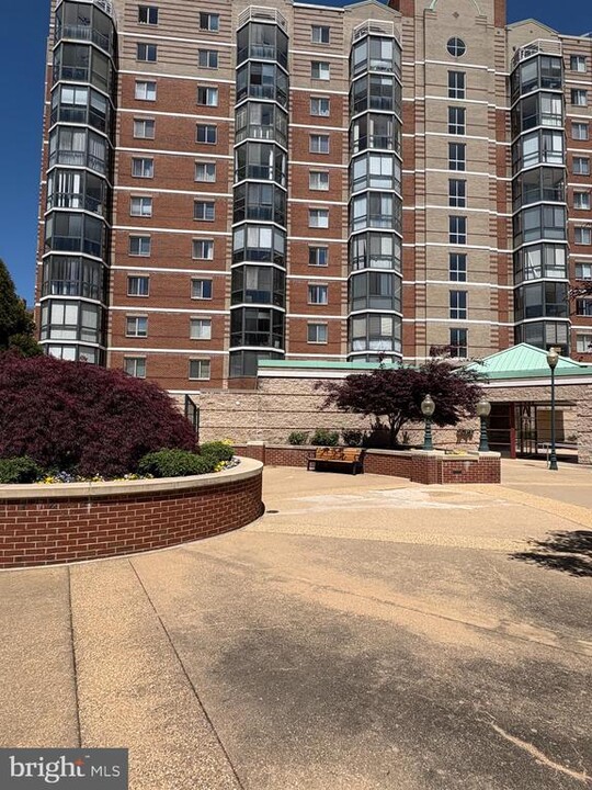 24 Courthouse Sq in Rockville, MD - Building Photo