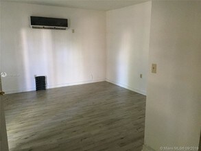 557 NW 44th St-Unit -Rear in Miami, FL - Building Photo - Building Photo