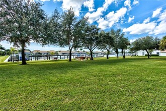 285 Cays Dr in Naples, FL - Foto de edificio - Building Photo