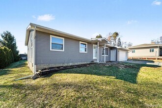 880 Hemingway Rd in Lake Orion, MI - Building Photo - Building Photo