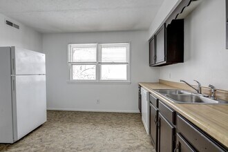 Holiday Park Apartments in Bloomington, IL - Foto de edificio - Building Photo