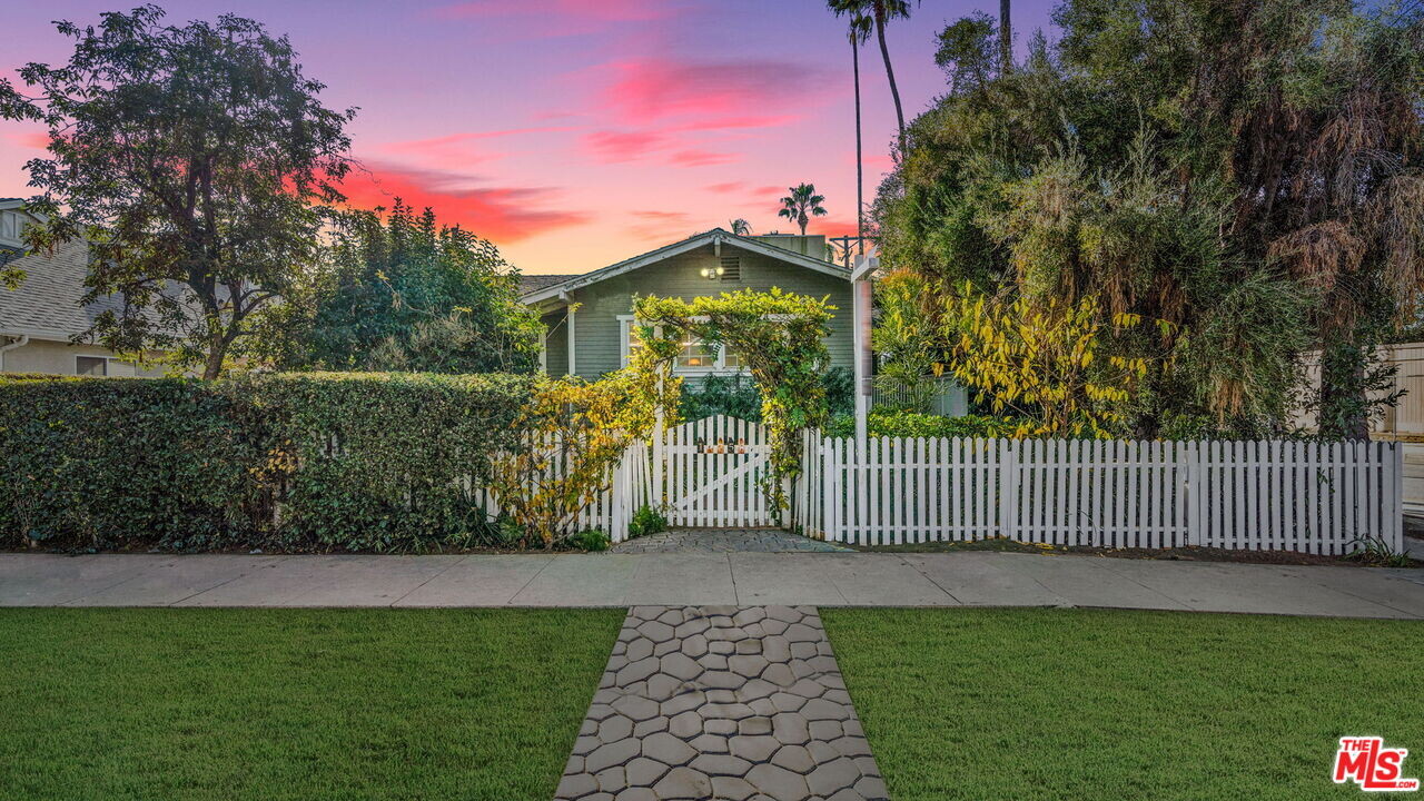 14258 Hamlin St in Los Angeles, CA - Building Photo