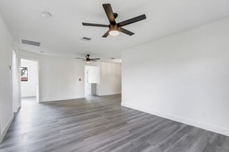 16320 John Morris Rd in Ft. Myers, FL - Foto de edificio - Building Photo