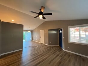 1064 Yew St in Junction City, OR - Building Photo - Building Photo