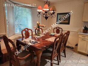 1033 Heatherstone Ct in Winston-Salem, NC - Foto de edificio - Building Photo