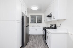 220 S Doheny Dr in Beverly Hills, CA - Building Photo