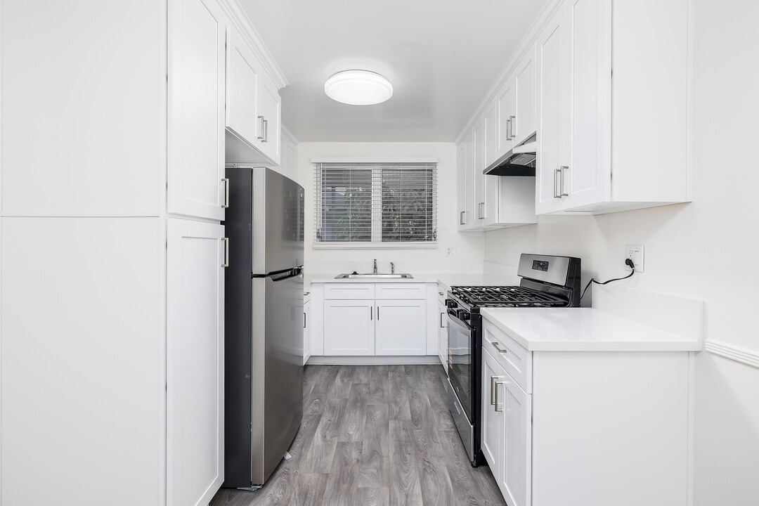 220 S Doheny Dr in Beverly Hills, CA - Building Photo